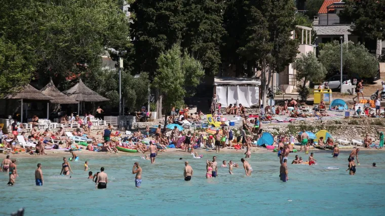 Tisuće ih je na na&scaron;oj obali: Velika Britanija uklanja Hrvatsku s liste sigurnih zemalja