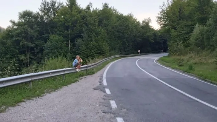 Siroma&scaron;nom dječaku iz BiH ukrali kupine koje je prodavao uz cestu: 'Pomozimo mu!'