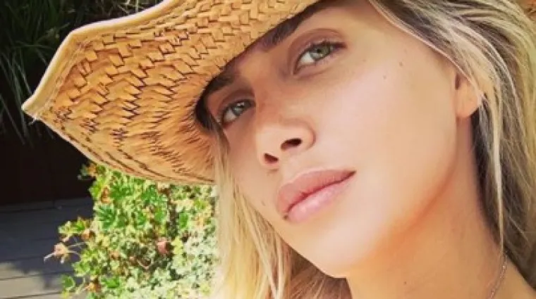 Skinula se, stala pod tu&scaron; i sve pokazala cijelom svijetu