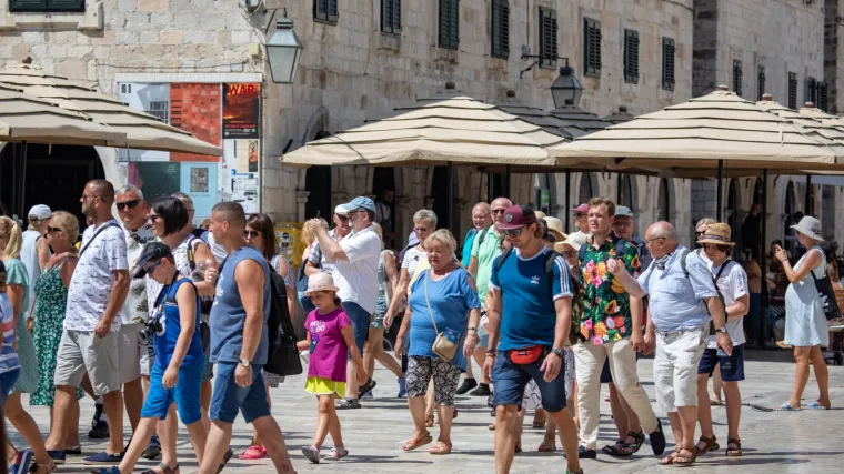 Turisti napu&scaron;taju, ali i masovno ulaze u Hrvatsku: U zemlji trenutno boravi vi&scaron;e od pola milijuna stranaca