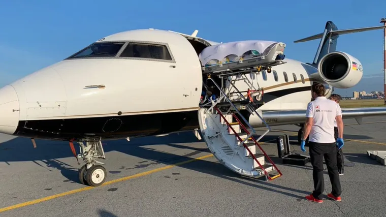 Medicinski zrakoplov s Navaljnim poletio u Njemačku: 'Borba za Aleksejev život i zdravlje tek počinje'