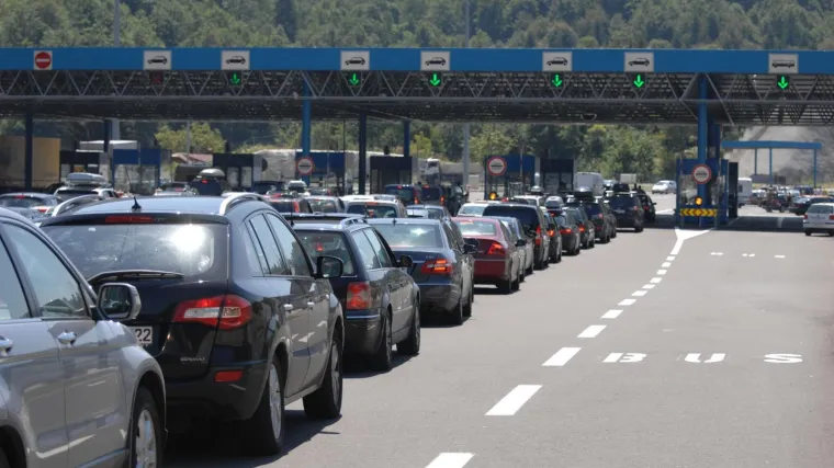 Rigorozne mjere nisu uspjele, turisti dolaze! Pogledajte kolonu automobila na ulasku u Hrvatsku