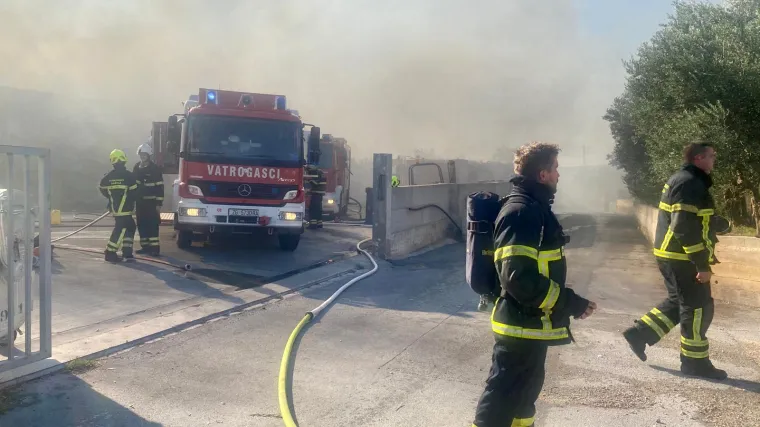 Planuo požar u pogonu za preradu ribe u Ka&scaron;telima: Vatrogasci se te&scaron;ko probijaju zbog uru&scaron;enog krova