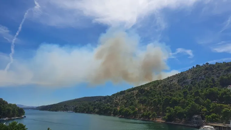 Buknuo požar kod Vodica: Mje&scaron;tani su ostali bez struje, u ga&scaron;enju sudjeluju i zračne snage