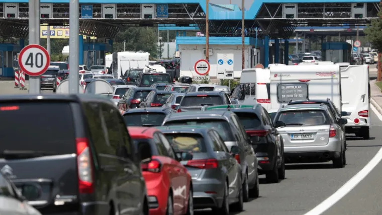 Čekalo se do 12 sati: I ovaj vikend očekuju se gužve i zastoji na granici Slovenije i Austrije