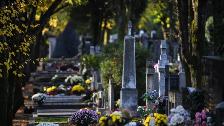 &Scaron;to mu je bilo?! Vozio stazom između grobova i o&scaron;tetio je &scaron;est nadgrobnih spomenika