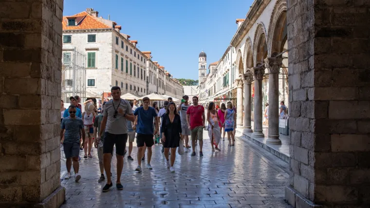 Počeo zadnji vikend korona-sezone: U Hrvatskoj boravi gotovo pola mlijuna turista, neki su gradovi &scaron;ampioni