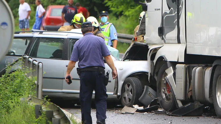 Te&scaron;ka nesreća na staroj cesti prema moru: U sudaru s kamionom poginuo vozač automobila