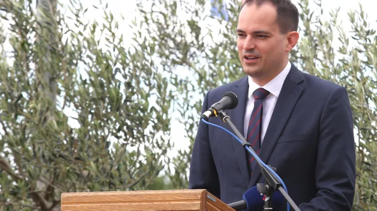 A za eventualne otkaze ili daljnje korake, osniva povjerenstvo..