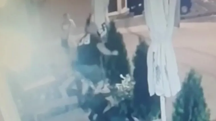 Uletio na terasu kafića, izvukao pi&scaron;tolj, a onda je počeo kaos