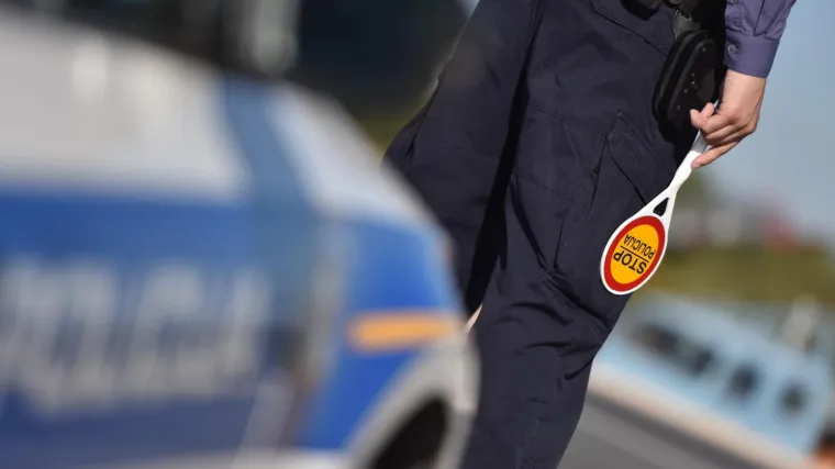 U sudaru s teretnim vozilom poginuo vozač automobila