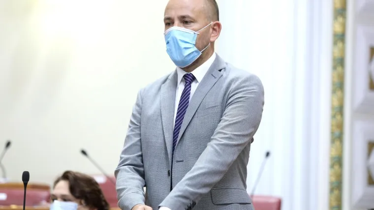 'Dakle dobio sam koronu, imam temperaturu, gubitak njuha i okusa, malaksalost...'