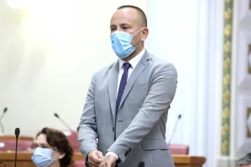 'Dakle dobio sam koronu, imam temperaturu, gubitak njuha i okusa, malaksalost...'