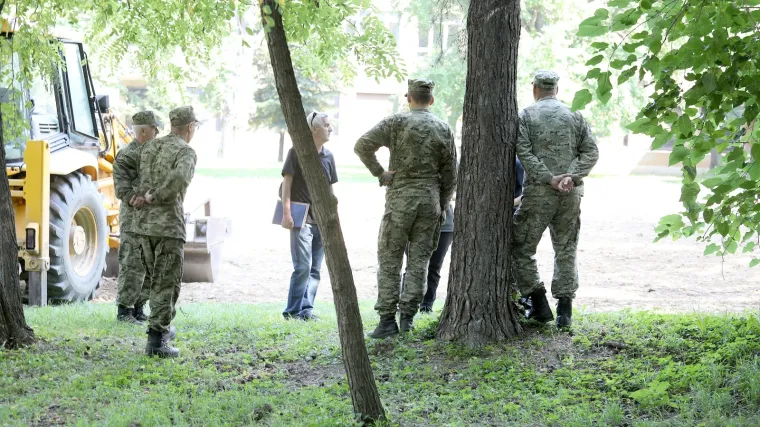Visoka je 150 cm. slabije je građe, te ima crnu kosu spletenu u pletenice