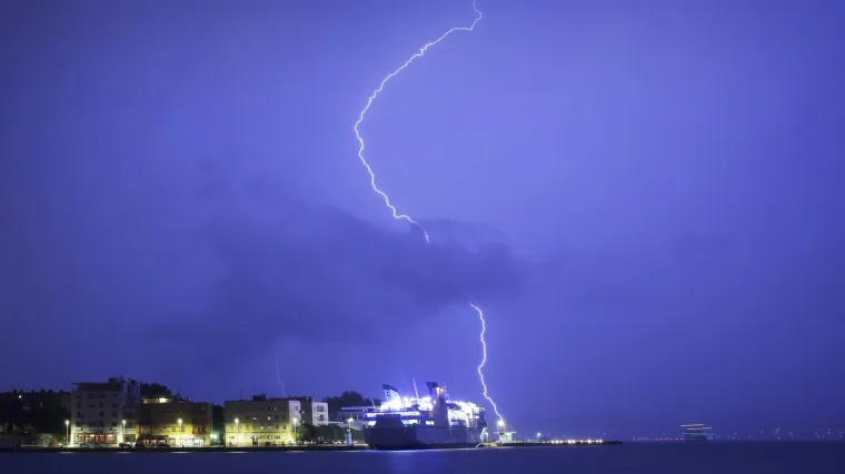Počelo je ozbiljno nevrijeme, neke dijelove Hrvatske pogodit će tuča, moguće su i pijavice