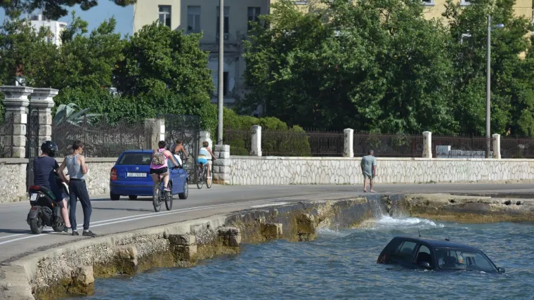 Zadranin autom sletio u more, prevrnuo se na krov, a njemu - ni&scaron;ta