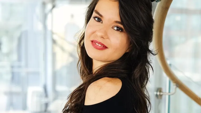 'Izmislila si, ološu. Ništarijo, prevarantu, stoko'