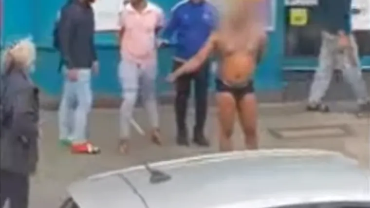 'KAOS' U JUŽNOM LONDONU: Naoružan gaćama i mačem prijetio je na ulici, no kad je došla policija...