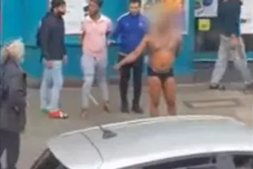 'KAOS' U JUŽNOM LONDONU: Naoružan gaćama i mačem prijetio je na ulici, no kad je došla policija...