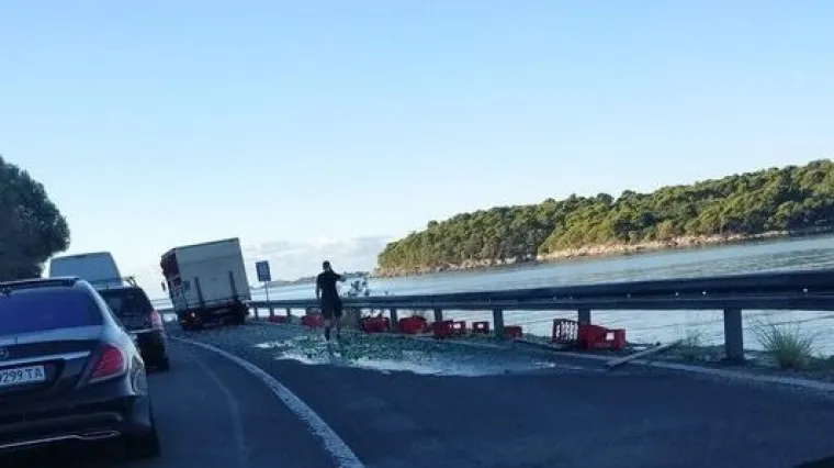 Iz kamiona ispale gajbe, razilo se dosta boca