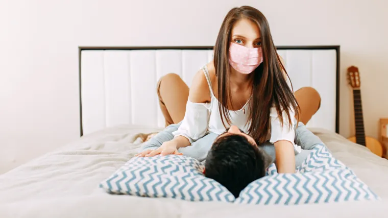 Kako ne &scaron;iriti koronavirus? 'Prije i tijekom seksa preskočite poljupce. I nosite masku'