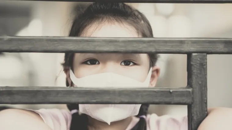 Strah od korone: Roditelji pet mjeseci djecu držali zatočenu u kući, vrata su im pribili daskama...