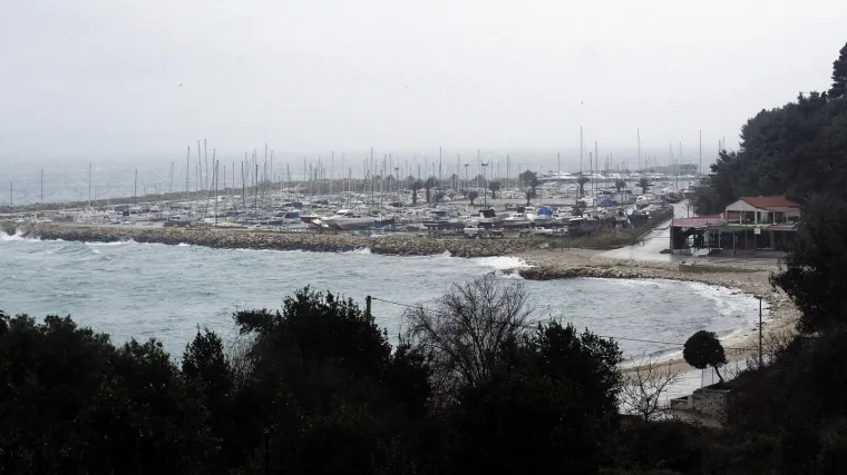 Betonski gat potpuno potopio jednu brodicu i djelomično gumenjak