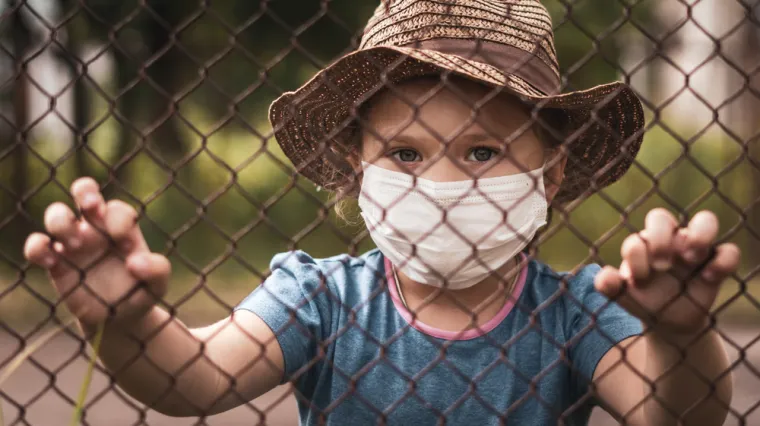 U strahu od korone roditelji prikovali ulazna vrata stana daskama i držali ih zatočene pet mjeseci