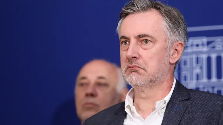 Upaljene baklje i podignute zastave: Crnogorski nacionalisti snimljeni kako iz sveg glasa pjevaju &Scaron;korin hit