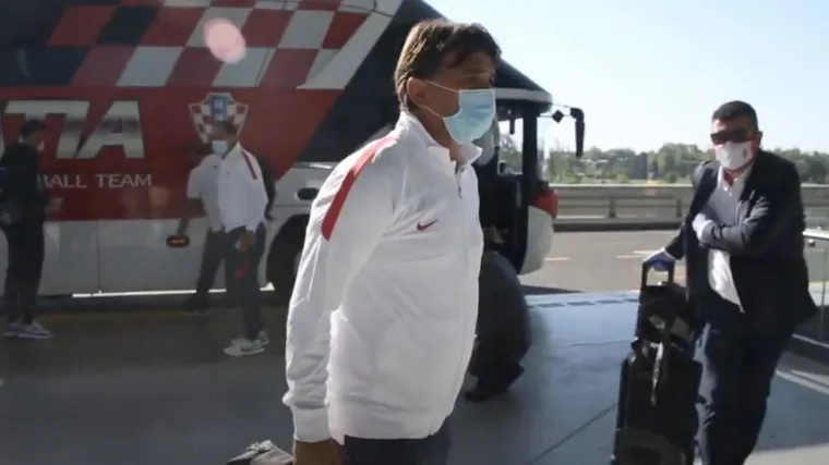 Dalić i dru&scaron;tvo s maskama na licima ukrcali se avion i poletjeli prema Portu