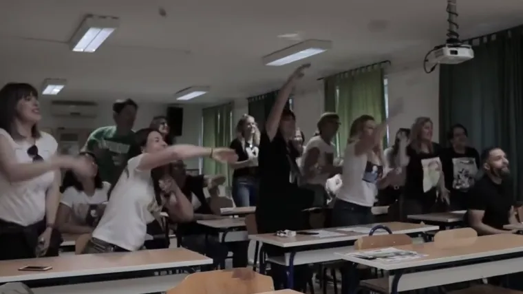 Za srednjo&scaron;kolce razmak od dva metra ili no&scaron;enje maski: 'Ne znam kako ću sedam sati, te&scaron;ko mi je palo i ovih pola sata'