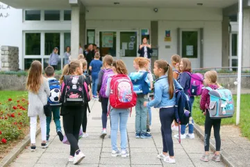Školarci otkrili kako su doživjeli prvi dan: 'Jedva čekam da korona ode da se možemo igrati bez razmaka'
