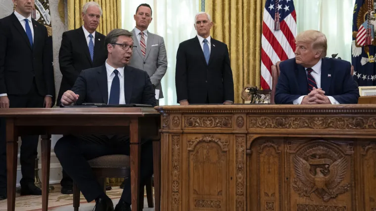 Vučić ponudio obja&scaron;njenje za viralnu snimku s Trumpom: 'Kažu da nisam pročitao sporazum...'