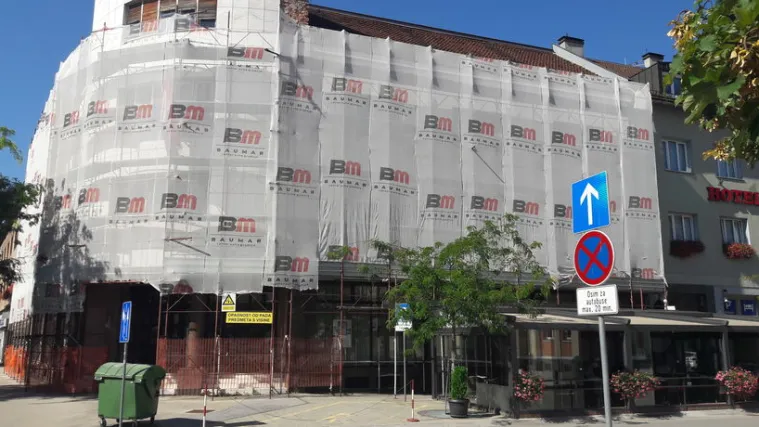 'Je li primjereno da skela na javnoj zgradi u centru stoji gotovo tri godine?'