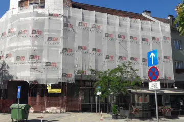 'Je li primjereno da skela na javnoj zgradi u centru stoji gotovo tri godine?'