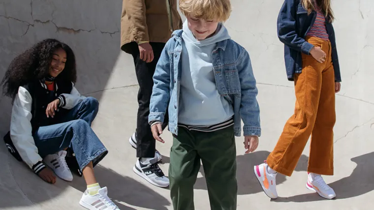 3 modne kombinacije za &scaron;kolu koje će htjeti nositi i tinejdžeri: Isprane majice, brendirane tenisice i moderni, ali prihvatljivi ruksaci za nastavu