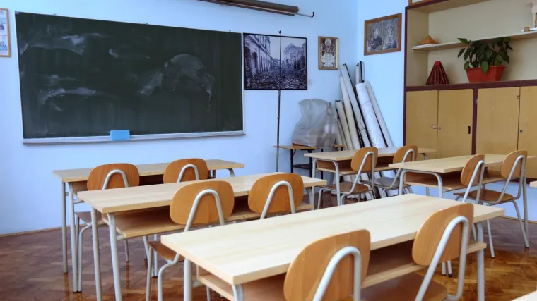 Profesorica preminula nakon &scaron;to se sru&scaron;ila pred studentima tijekom virtualne nastave: 'Ne mogu...'