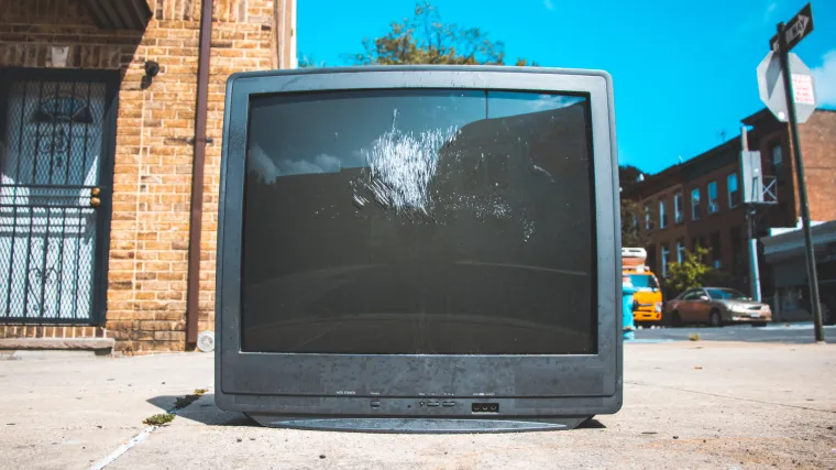 Sreća u nesreći: Usred svađe bacio televizor kroz prozor, prolaznik za dlaku izbjegao ozljede