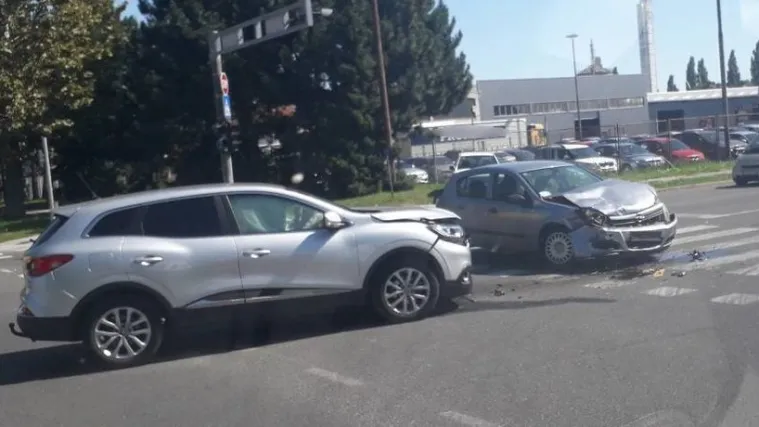 U sudaru dva automobila na raskrižju jedna osoba je ozlijeđena