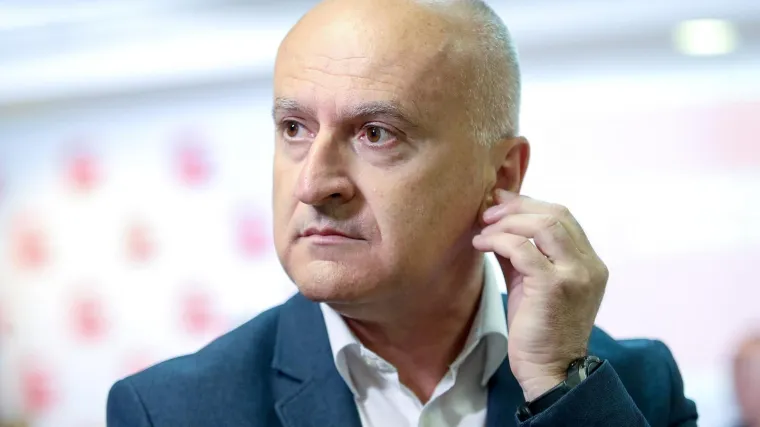 'Demokracija podrazumijeva i to, ali žali bože što su išli u školu'