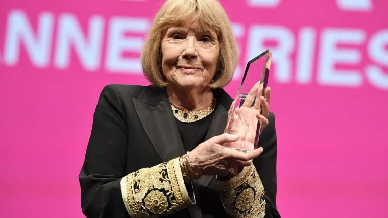 'Umrla je mirno rano jutros okružena članovima svoje obitelji'