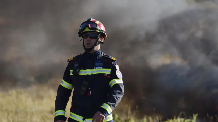 Buknuo je velik požar. Kanaderi nisu mogli uskočiti u pomoć, a vatra je već stigla do kuća