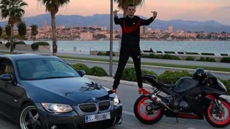 Spalio gume na motoru i zadimio cijelu ulicu; cura mu 'poludjela' zbog pritvaranja