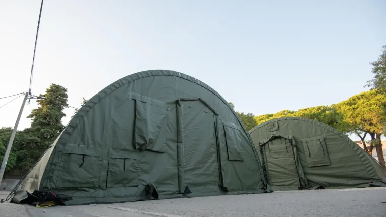 Priprema za jesen u doba pandemije: Vojska ispred zadarske bolnice postavila šatore