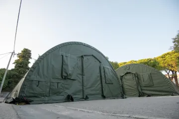 Priprema za jesen u doba pandemije: Vojska ispred zadarske bolnice postavila šatore