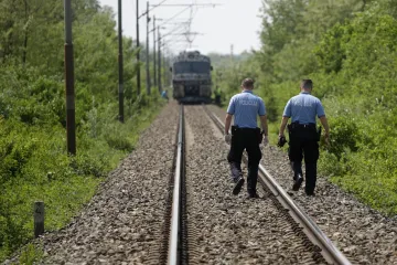Vlak naletio na muškarca, liječnici se bore za njegov život; Prelazio je prugu gdje nije smio