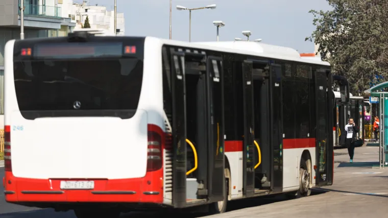 Skandalozno ponašanje tinejdžera u zadarskim autobusima: ‘Polizat ću te pa ćeš dobiti koronu!‘
