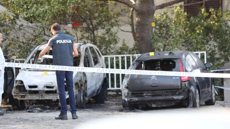 Zapaljena dva automobila, a nagorjela su jo&scaron; tri vozila, moped i motocikli