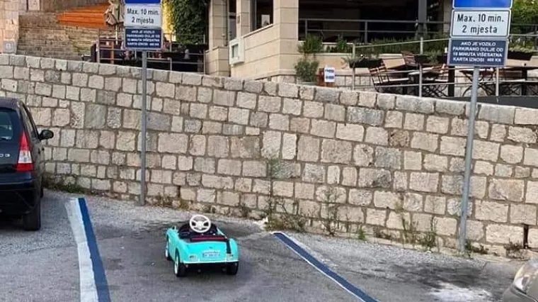 Urnebesna fotografija s dubrovačkog parkirališta uljepšat će vam dan