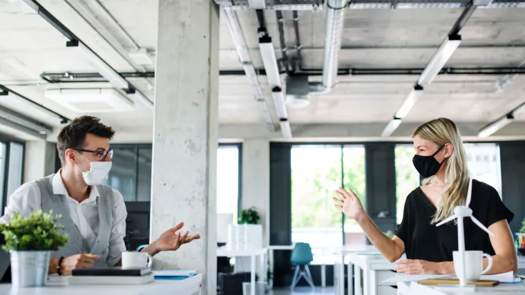 Pričajte ti&scaron;e između sebe! Znanstvenici otkrili da se koronavirus brže &scaron;iri ako glasnije pričamo